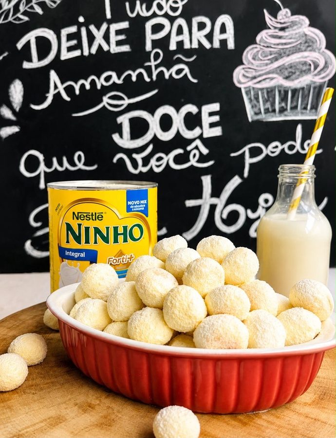 Tigela de sequilhos de leite ninho com a lata de Ninho